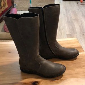 Born boots Size 11, never worn NWOT
